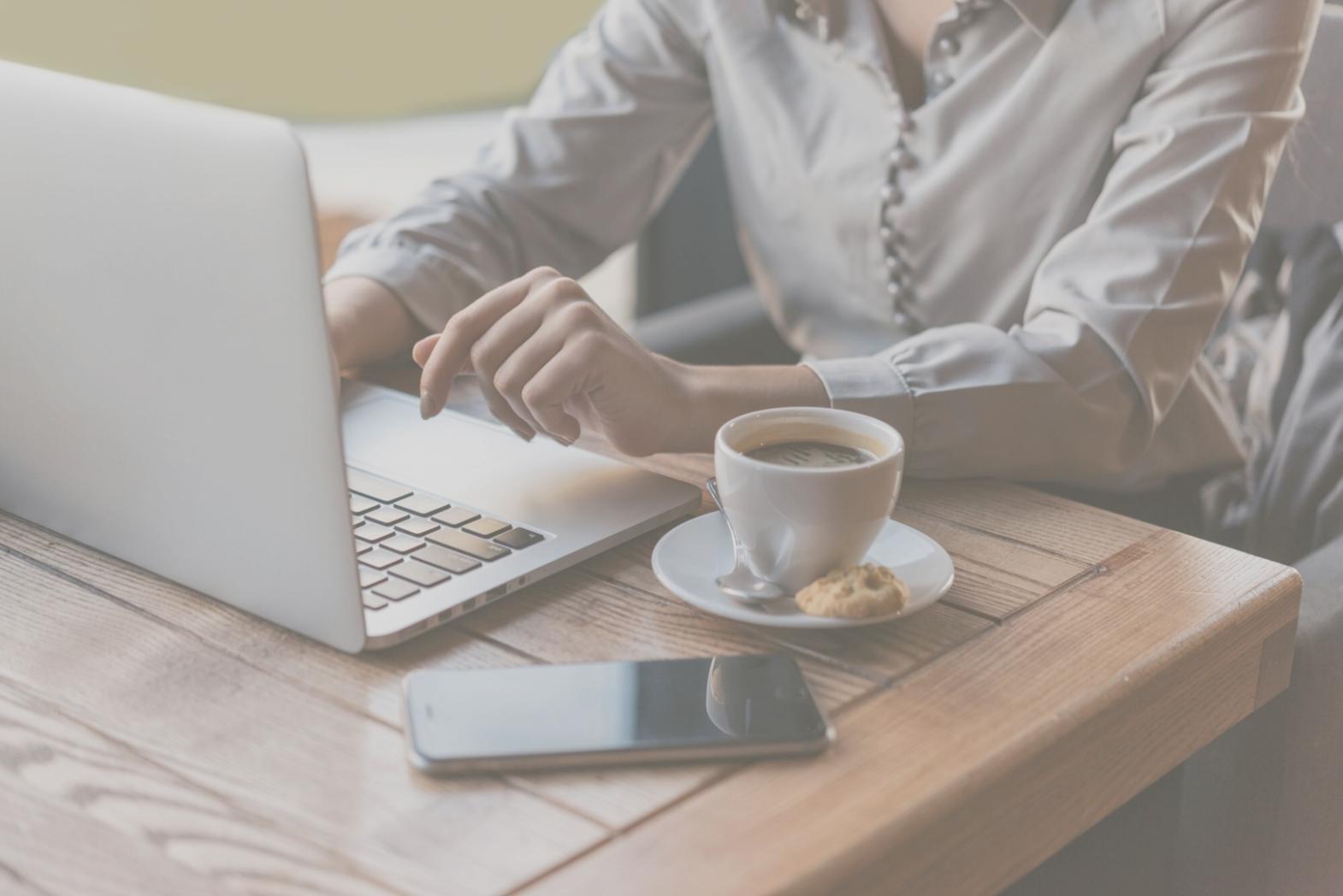 Analyse de budget saisonnier avec graphiques et documents financiers